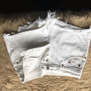 Levi’s 501 jean shorts white